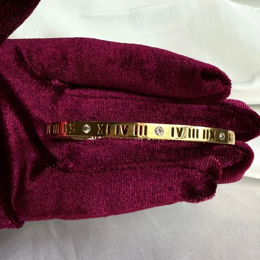 Best bracelet 
Stainless steel 
Luxury 
Roman Numeral Bracelet - Picture 13 of 13